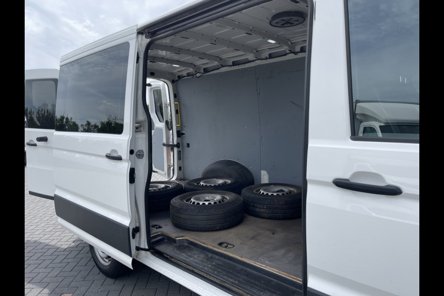 Volkswagen Crafter 2.0 TDI 177 PK / L3H2 / AIRCO / 3.000 KG AHG / BIJRIJDERSBANK / STANDKACHEL / TREKHAAK