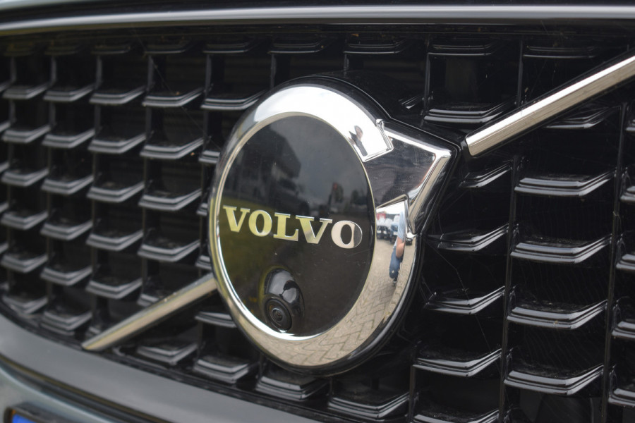 Volvo S60 B4 Mild Hybrid 211PK Automaat Plus Dark | 360 Camera | Elektr. Trekhaak | H&K | BLIS | ACC | Elektr. Stoel | Stoel/Stuur verwarming |