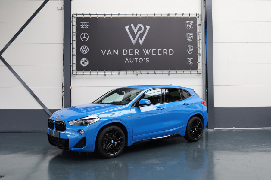 BMW X2 sDrive20i High Executive Edition | Ned Auto | voledig in Black Optiek uitgevoerd | Black Line M velgen | M uitvoering |