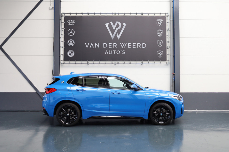 BMW X2 sDrive20i High Executive Edition | Ned Auto | voledig in Black Optiek uitgevoerd | Black Line M velgen | M uitvoering |