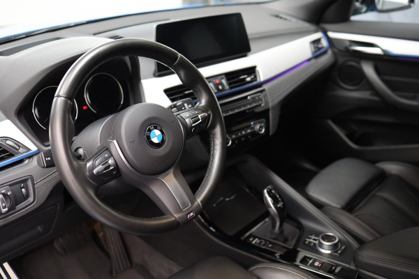 BMW X2 sDrive20i High Executive Edition | Ned Auto | voledig in Black Optiek uitgevoerd | Black Line M velgen | M uitvoering |