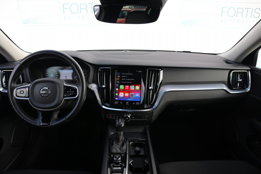 Volvo V60 2.0 T4 Momentum Pro NL AUTO ! STOELVERW | STUURWIEL VERW | CARPLAY | TREKHAAK | PANO |