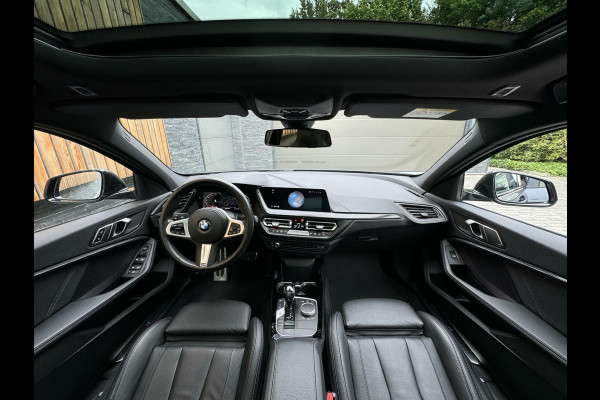 BMW 1-serie 118i M-performance | Automaat | Pano | Kuipstoelen leer | Stoelverwarming | LED | Getint glas | Sportonderstel | Compleet