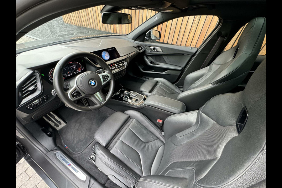 BMW 1-serie 118i M-performance | Automaat | Pano | Kuipstoelen leer | Stoelverwarming | LED | Getint glas | Sportonderstel | Compleet