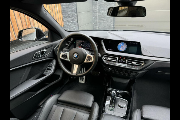 BMW 1-serie 118i M-performance | Automaat | Pano | Kuipstoelen leer | Stoelverwarming | LED | Getint glas | Sportonderstel | Compleet