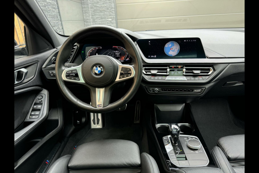 BMW 1-serie 118i M-performance | Automaat | Pano | Kuipstoelen leer | Stoelverwarming | LED | Getint glas | Sportonderstel | Compleet