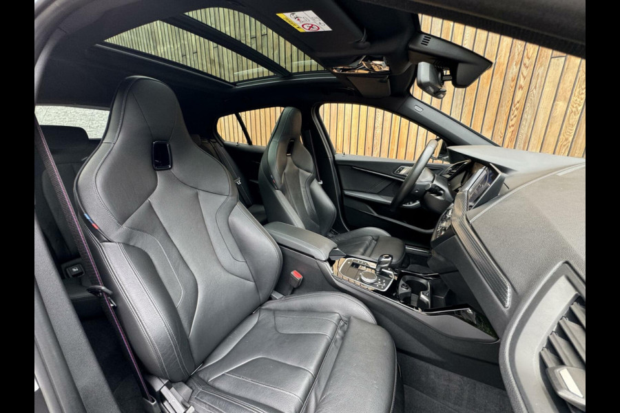 BMW 1-serie 118i M-performance | Automaat | Pano | Kuipstoelen leer | Stoelverwarming | LED | Getint glas | Sportonderstel | Compleet