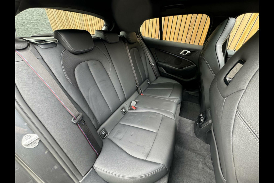 BMW 1-serie 118i M-performance | Automaat | Pano | Kuipstoelen leer | Stoelverwarming | LED | Getint glas | Sportonderstel | Compleet