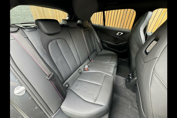 BMW 1-serie 118i M-performance | Automaat | Pano | Kuipstoelen leer | Stoelverwarming | LED | Getint glas | Sportonderstel | Compleet