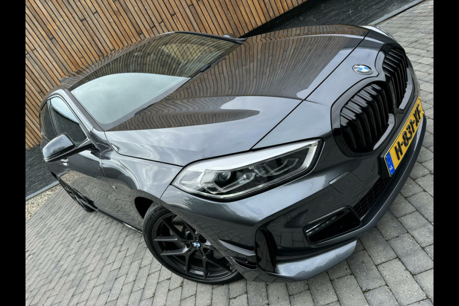 BMW 1-serie 118i M-performance | Automaat | Pano | Kuipstoelen leer | Stoelverwarming | LED | Getint glas | Sportonderstel | Compleet