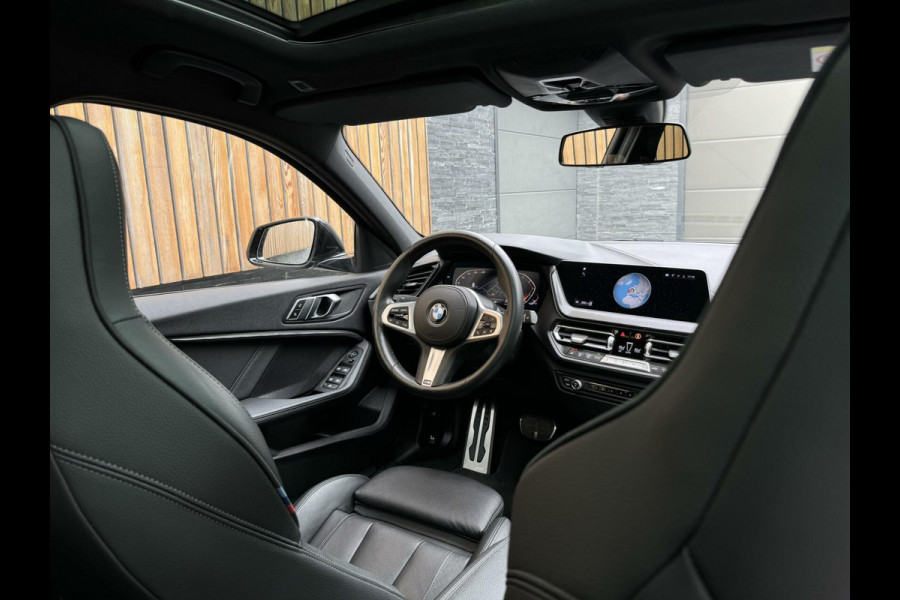 BMW 1-serie 118i M-performance | Automaat | Pano | Kuipstoelen leer | Stoelverwarming | LED | Getint glas | Sportonderstel | Compleet