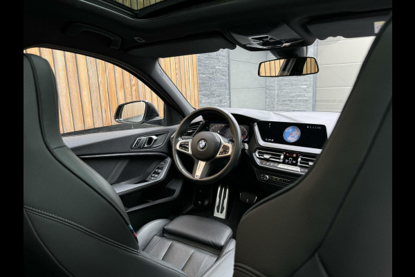 BMW 1-serie 118i M-performance | Automaat | Pano | Kuipstoelen leer | Stoelverwarming | LED | Getint glas | Sportonderstel | Compleet