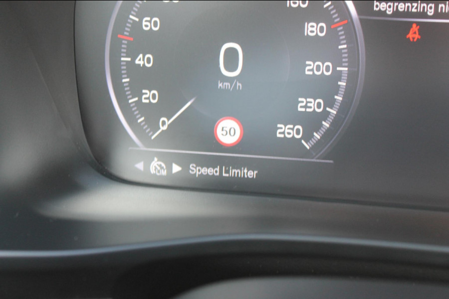 Volvo XC40 T2 129PK Automaat Momentum Core / Cruise Control / Apple Carplay / Android Auto / Bluetooth / Lane Assist /