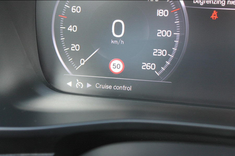 Volvo XC40 T2 129PK Automaat Momentum Core / Cruise Control / Apple Carplay / Android Auto / Bluetooth / Lane Assist /