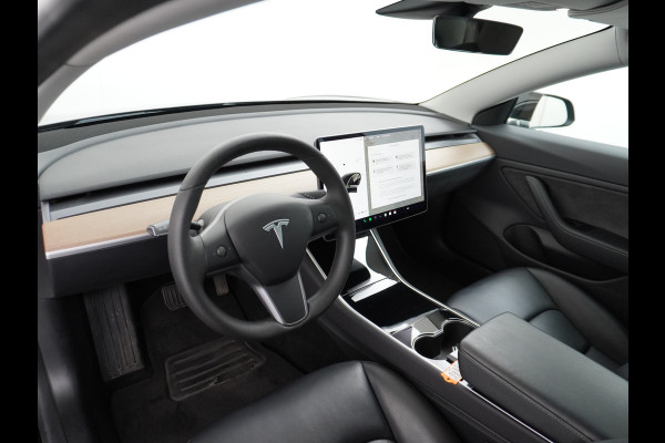 Tesla Model 3 SR+ TREKHAAK Standard RWD Plus 60kwh 325PK AutoPilot 2.5 Leer Premium-l.s. PanoDak Adaptive cruise 18" Camera's Elektr.-Stuur+St WIFI Ecc Navigatiesysteem full map LED Comfortstoel(en) ACC Dual-ECC DAB Voorverwarmen interieur via App Keyless via Telefoonsleutel One-Pedal-Drive Origin. NLse auto ! 1e eigenaar lease 910kg trekvermogen