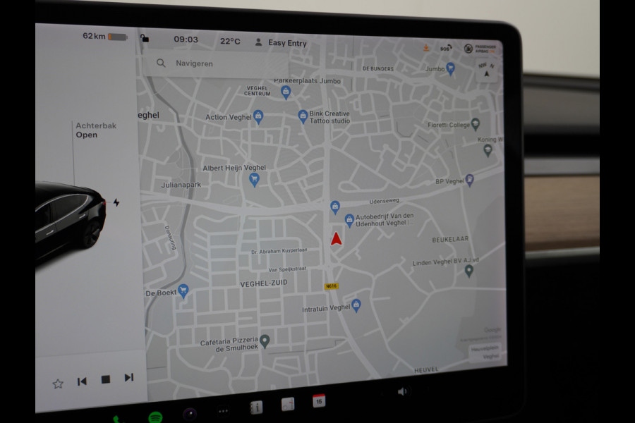 Tesla Model 3 SR+ TREKHAAK Standard RWD Plus 60kwh 325PK AutoPilot 2.5 Leer Premium-l.s. PanoDak Adaptive cruise 18" Camera's Elektr.-Stuur+St WIFI Ecc Navigatiesysteem full map LED Comfortstoel(en) ACC Dual-ECC DAB Voorverwarmen interieur via App Keyless via Telefoonsleutel One-Pedal-Drive Origin. NLse auto ! 1e eigenaar lease 910kg trekvermogen