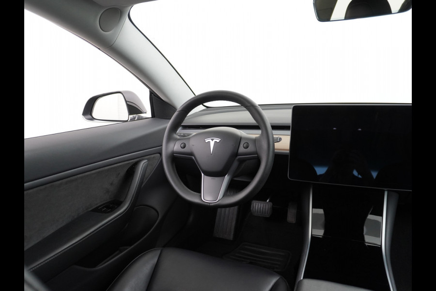 Tesla Model 3 SR+ TREKHAAK Standard RWD Plus 60kwh 325PK AutoPilot 2.5 Leer Premium-l.s. PanoDak Adaptive cruise 18" Camera's Elektr.-Stuur+St WIFI Ecc Navigatiesysteem full map LED Comfortstoel(en) ACC Dual-ECC DAB Voorverwarmen interieur via App Keyless via Telefoonsleutel One-Pedal-Drive Origin. NLse auto ! 1e eigenaar lease 910kg trekvermogen