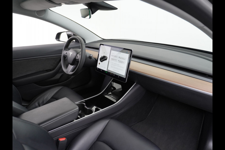 Tesla Model 3 SR+ TREKHAAK Standard RWD Plus 60kwh 325PK AutoPilot 2.5 Leer Premium-l.s. PanoDak Adaptive cruise 18" Camera's Elektr.-Stuur+St WIFI Ecc Navigatiesysteem full map LED Comfortstoel(en) ACC Dual-ECC DAB Voorverwarmen interieur via App Keyless via Telefoonsleutel One-Pedal-Drive Origin. NLse auto ! 1e eigenaar lease 910kg trekvermogen