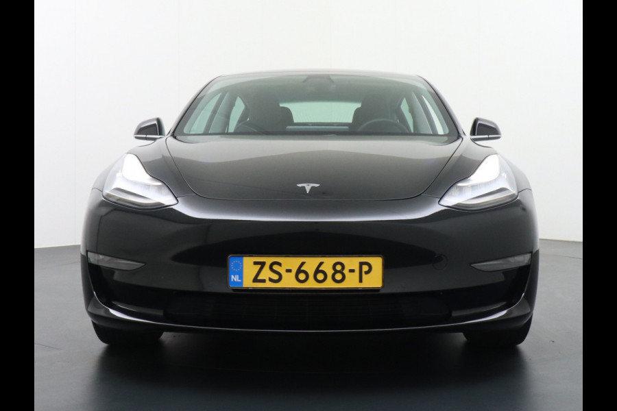 Tesla Model 3 SR+ TREKHAAK Standard RWD Plus 60kwh 325PK AutoPilot 2.5 Leer Premium-l.s. PanoDak Adaptive cruise 18" Camera's Elektr.-Stuur+St WIFI Ecc Navigatiesysteem full map LED Comfortstoel(en) ACC Dual-ECC DAB Voorverwarmen interieur via App Keyless via Telefoonsleutel One-Pedal-Drive Origin. NLse auto ! 1e eigenaar lease 910kg trekvermogen