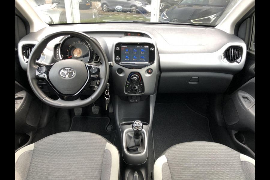 Toyota Aygo 1.0 VVT-i x-joy | Apple CarPlay/Android Auto, Lichtmetalen velgen, Bluetooth, Stuurbediening, Parkeercamera