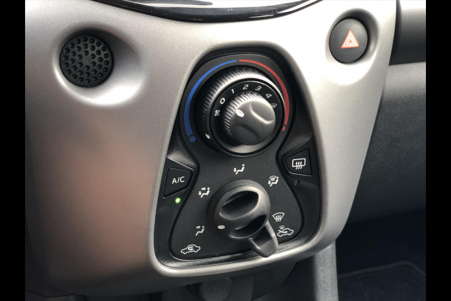 Toyota Aygo 1.0 VVT-i x-joy | Apple CarPlay/Android Auto, Lichtmetalen velgen, Bluetooth, Stuurbediening, Parkeercamera