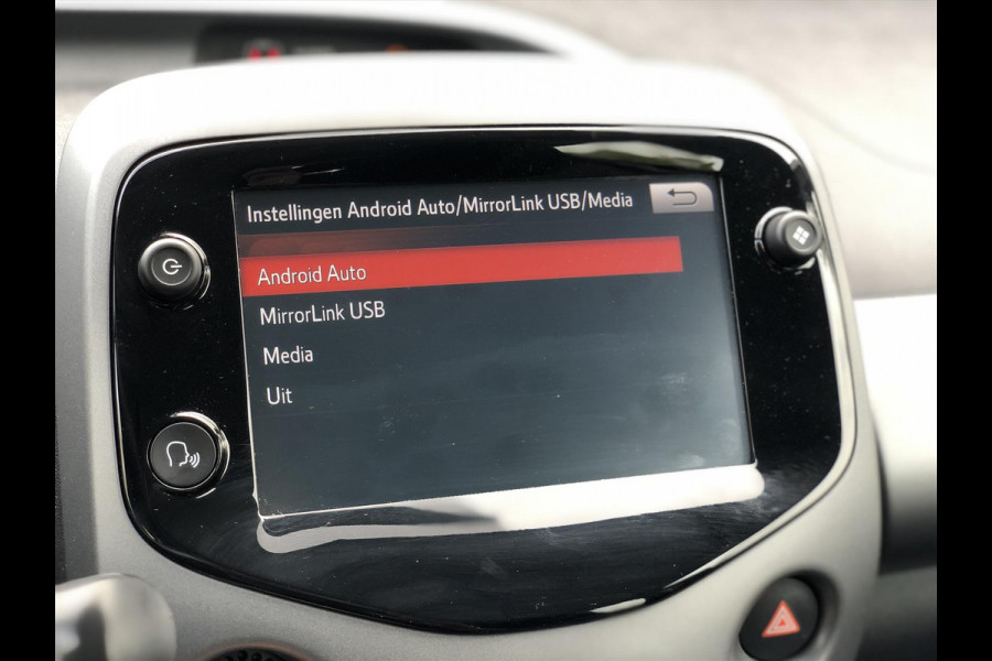 Toyota Aygo 1.0 VVT-i x-joy | Apple CarPlay/Android Auto, Lichtmetalen velgen, Bluetooth, Stuurbediening, Parkeercamera