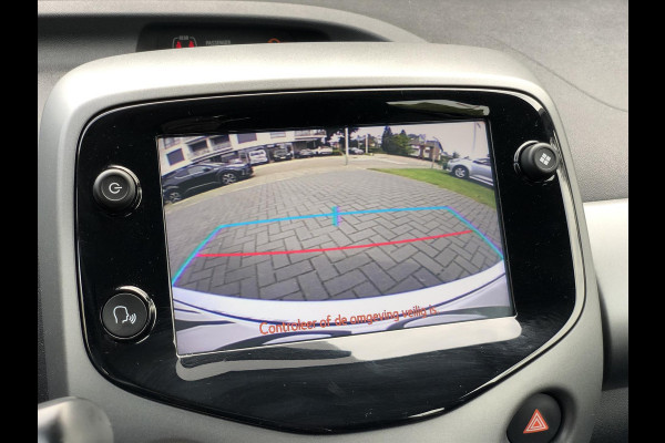 Toyota Aygo 1.0 VVT-i x-joy | Apple CarPlay/Android Auto, Lichtmetalen velgen, Bluetooth, Stuurbediening, Parkeercamera