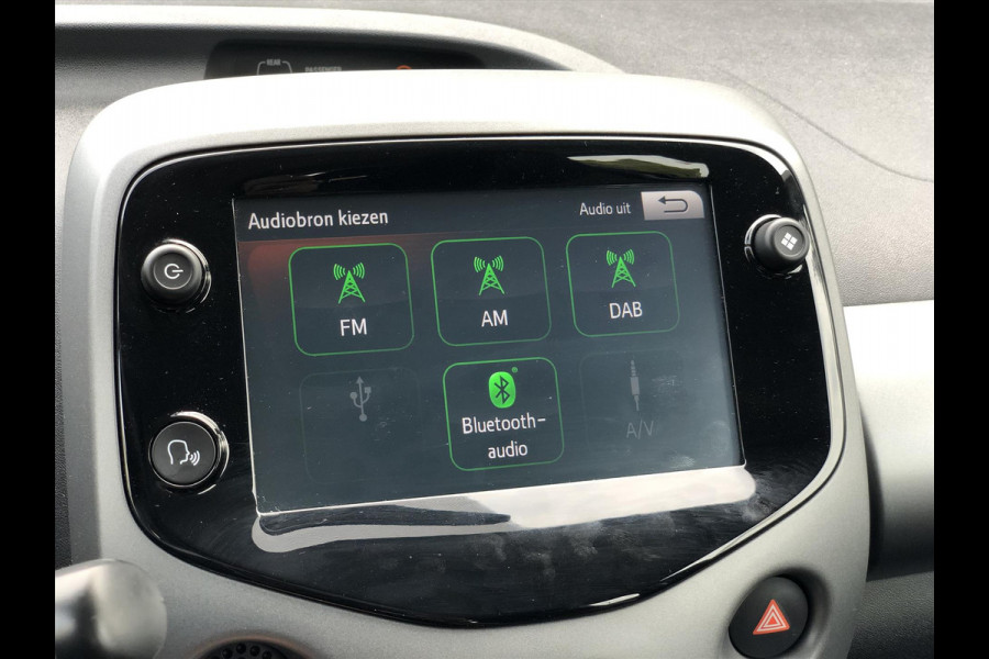 Toyota Aygo 1.0 VVT-i x-joy | Apple CarPlay/Android Auto, Lichtmetalen velgen, Bluetooth, Stuurbediening, Parkeercamera