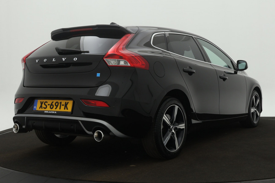 Volvo V40 BWJ 2019 / 2.0 D3 150PK Polar+ Sport automaat NL auto / Pano dak / Leer/Alcantara / Camera a / Clima / Ful LED / Navi /