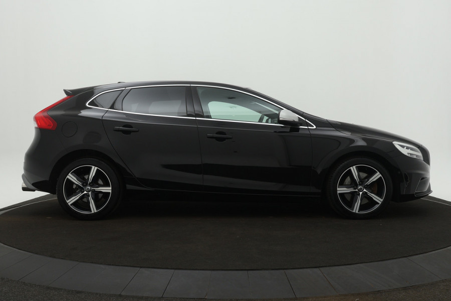 Volvo V40 BWJ 2019 / 2.0 D3 150PK Polar+ Sport automaat NL auto / Pano dak / Leer/Alcantara / Camera a / Clima / Ful LED / Navi /