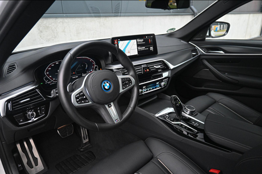 BMW 5 Serie Touring 530e xDrive *M-Sport / HUD / Panorama / Soft-Close / Surround View*