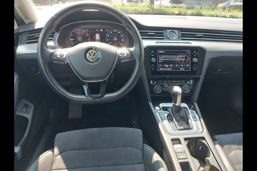 Volkswagen Passat Variant 1.5 TSI Highline Automaat,virtueel dashbord, airco,cruise,stoelverwarming,elec trekhaak,navigatie/achteruitrijcamera,parkeersensoren,