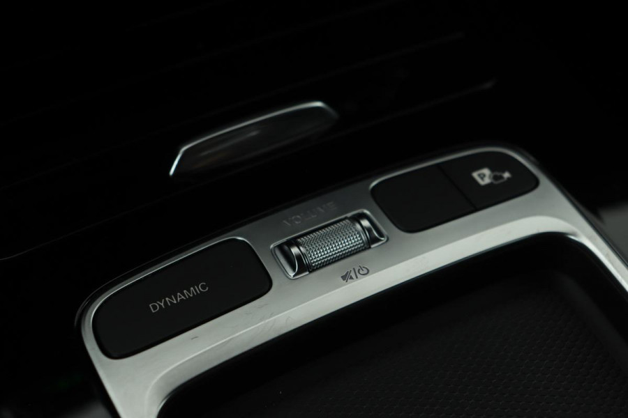 Mercedes-Benz A-Klasse 180 AMG Night | Panoramadak | Carplay | Matrix LED | Stoelverwarming | Camera | Half leder | Park Assist | Navigatie