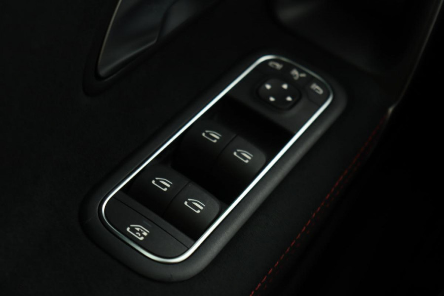 Mercedes-Benz A-Klasse 180 AMG Night | Panoramadak | Carplay | Matrix LED | Stoelverwarming | Camera | Half leder | Park Assist | Navigatie