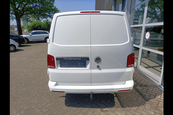 Volkswagen Transporter 2.0 TDI L2H1 30 Luxe DC Highline 150 pk Automaat (DSG) | Verlengde garantie | Navigatie via App | Trekhaak | Parkeersensoren achter | Achteruitrijcamera | Interieur voorverwarming |