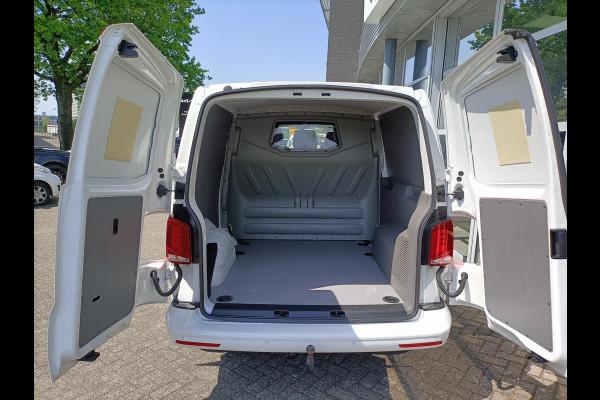 Volkswagen Transporter 2.0 TDI L2H1 30 Luxe DC Highline 150 pk Automaat (DSG) | Verlengde garantie | Navigatie via App | Trekhaak | Parkeersensoren achter | Achteruitrijcamera | Interieur voorverwarming |