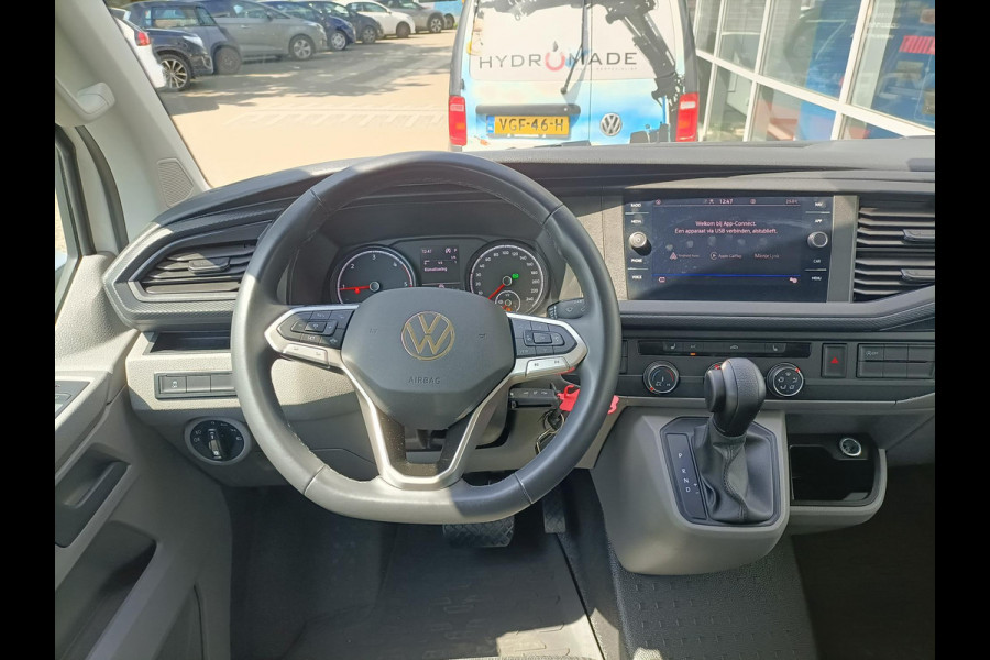 Volkswagen Transporter 2.0 TDI L2H1 30 Luxe DC Highline 150 pk Automaat (DSG) | Verlengde garantie | Navigatie via App | Trekhaak | Parkeersensoren achter | Achteruitrijcamera | Interieur voorverwarming |