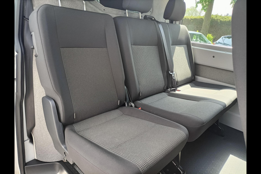 Volkswagen Transporter 2.0 TDI L2H1 30 Luxe DC Highline 150 pk Automaat (DSG) | Verlengde garantie | Navigatie via App | Trekhaak | Parkeersensoren achter | Achteruitrijcamera | Interieur voorverwarming |