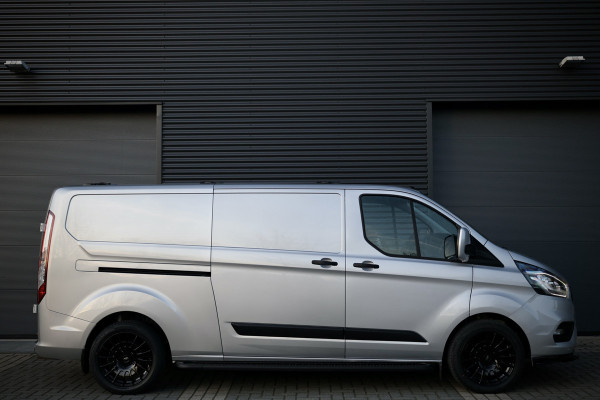 Ford Transit Custom 300 2.0 TDCI L2H1 | Camera | CarPlay | Stoelverwarming | Raptor Edition | Stoelverwarming | Trekhaak | Airco | 3-Zitter | Nieuwe APK | Onderhoudsbeurt