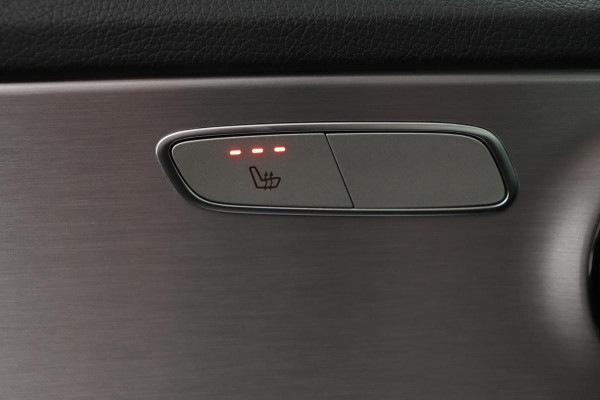 Mercedes-Benz C-Klasse 300e AMG | Leder | Stoelverwarming | Carplay | Navigatie | Full LED | Park Assist | Climate control | Cruise control | Bluetooth