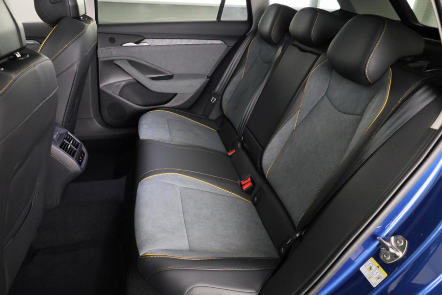 Škoda Superb Combi First Edition 1.5 m-HEV 150 pk TSI e-TEC | 19 inch | Lounge Interieur | Panoramadak | Led Matrix | Travel assist plus |