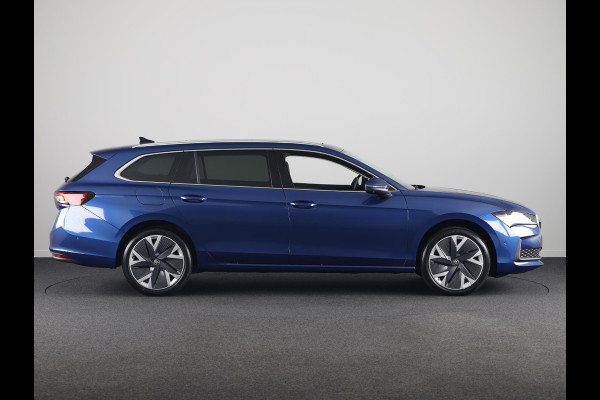 Škoda Superb Combi First Edition 1.5 m-HEV 150 pk TSI e-TEC | 19 inch | Lounge Interieur | Panoramadak | Led Matrix | Travel assist plus |