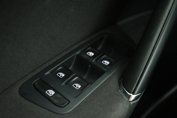 Volkswagen Golf 1.0 TSI Comfortline | Adaptive cruise | Carplay | Navigatie | Climate control | PDC | Bluetooth | Regen-/lichtsensor