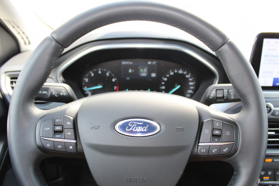 Ford FOCUS Wagon 1.5-150pk EcoBoost Titanium Business. Geweldig mooie en luxe Ford Focus wagon. Slechts 38.000km ! Trekgewicht 1.500kg ! Volautm. airco dual, navigatie, telefoonvoorb., LM wielen, stoel-, stuur- en voorraamverwarming, LED verlichting, trekhaak etc.