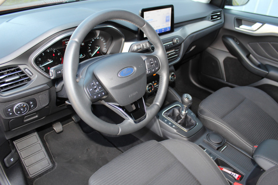 Ford FOCUS Wagon 1.5-150pk EcoBoost Titanium Business. Geweldig mooie en luxe Ford Focus wagon. Slechts 38.000km ! Trekgewicht 1.500kg ! Volautm. airco dual, navigatie, telefoonvoorb., LM wielen, stoel-, stuur- en voorraamverwarming, LED verlichting, trekhaak etc.