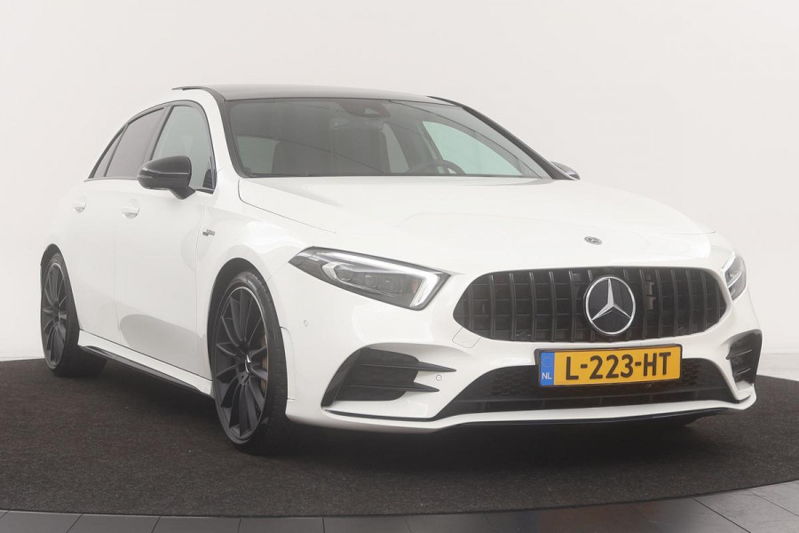 Mercedes-Benz A-Klasse AMG 35 4Matic Night | Panoramadak | Carplay | Widescreen | Stoelverwarming | Burmester | 360 camera | Sfeerverlichting | Matrix LED