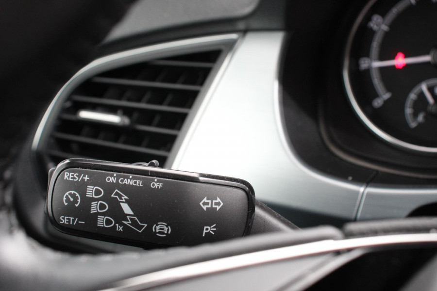Škoda Fabia Combi 1.0 TSI DSG Ambition | Navigatie | App Connect | Camera | Cruise Control | Extra getint glas | Dab