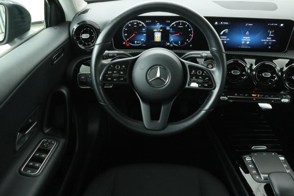 Mercedes-Benz A-Klasse 180 Business Solution | Carplay | Widescreen | Stoelverwarming | Camera | Full LED | Navigatie | Park Assist | DAB+