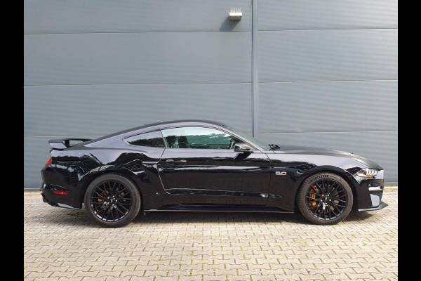 Ford Mustang GT 5.0 V8 FASTBACK / BLACK EDITION / 10-TRAPS !! / RECARO LEATHER SPORTSEATS / KEYLESS / CARPLAY / APK 30-06-2026 !