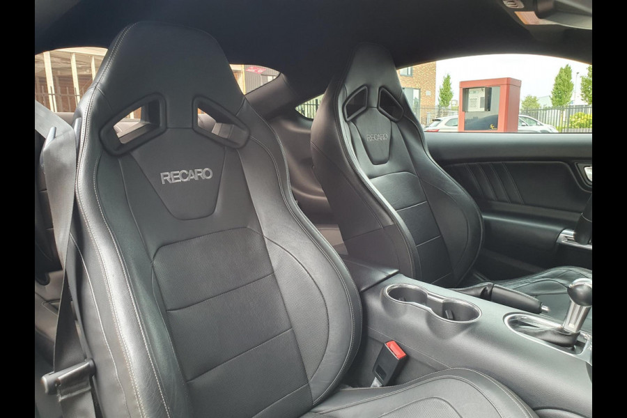 Ford Mustang GT 5.0 V8 FASTBACK / BLACK EDITION / 10-TRAPS !! / RECARO LEATHER SPORTSEATS / KEYLESS / CARPLAY / APK 30-06-2026 !